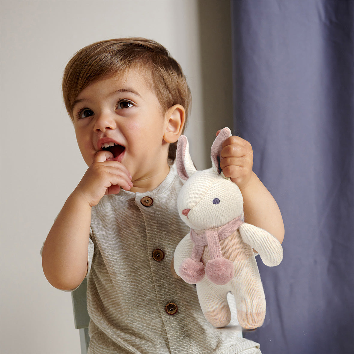 Coniglietto Sonaglio “Baby Threads" color crema| ThreadBear Design