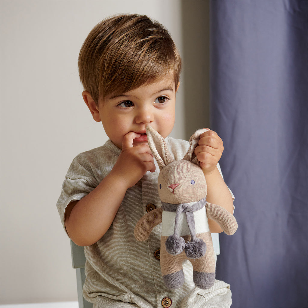 Coniglietto Sonaglio “Baby Threads" color tortora | ThreadBear Design