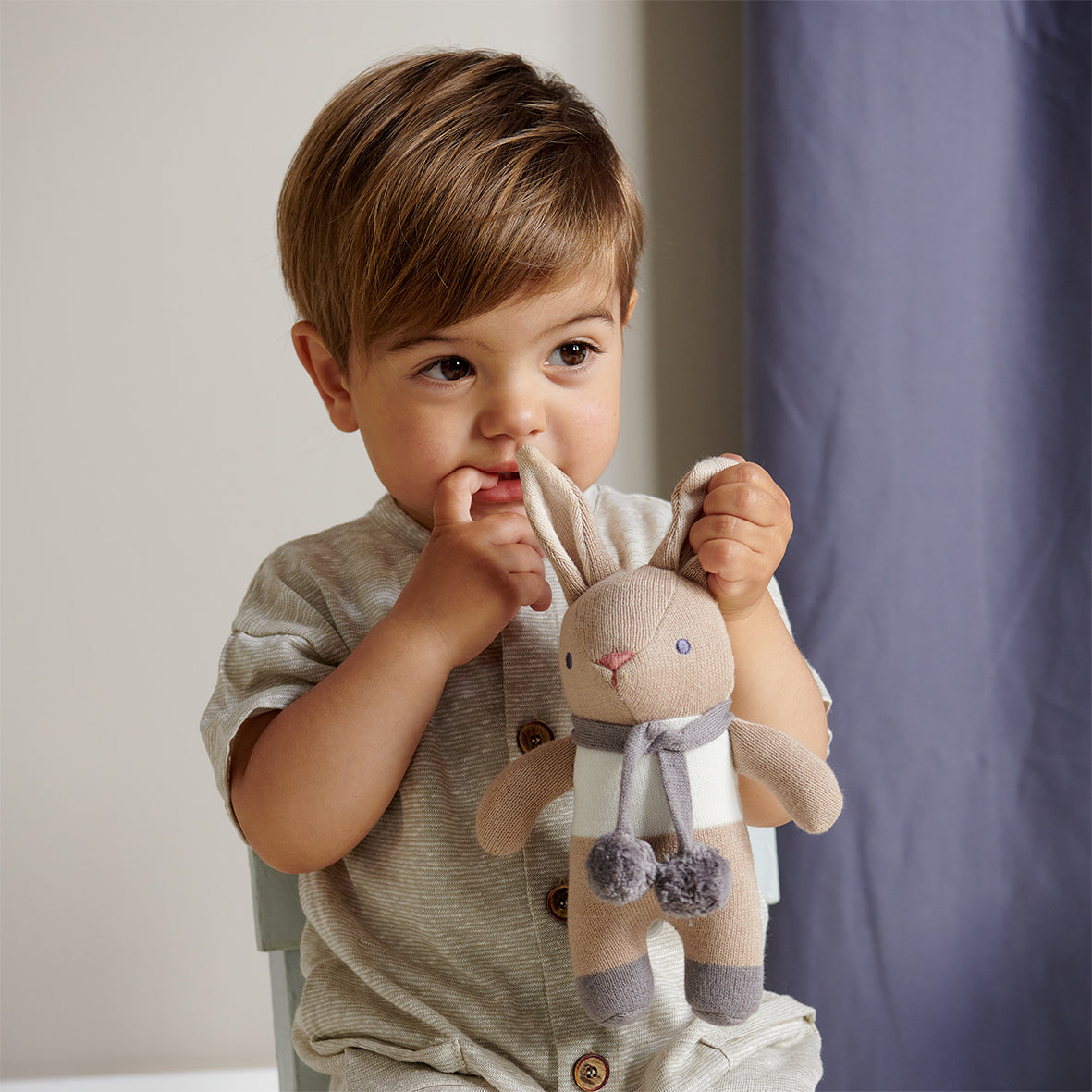 Coniglietto Sonaglio “Baby Threads" color tortora | ThreadBear Design